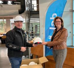 Bouwmensen heeft samen met Mastermate 100 bouwhelmen gesponsord