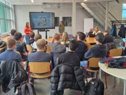 20 hbo studenten presenteren hun pitch voor het project 